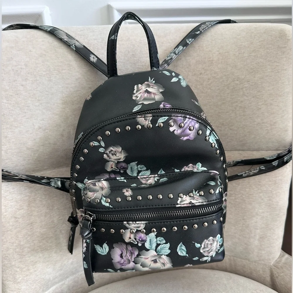 Mini backpack with flowers, double pocket.